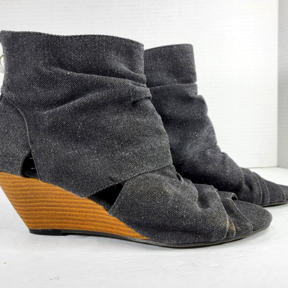 American Eagle Outfitters NWT Dark Grey Back Zip Wedge Open Toe Size 9.5